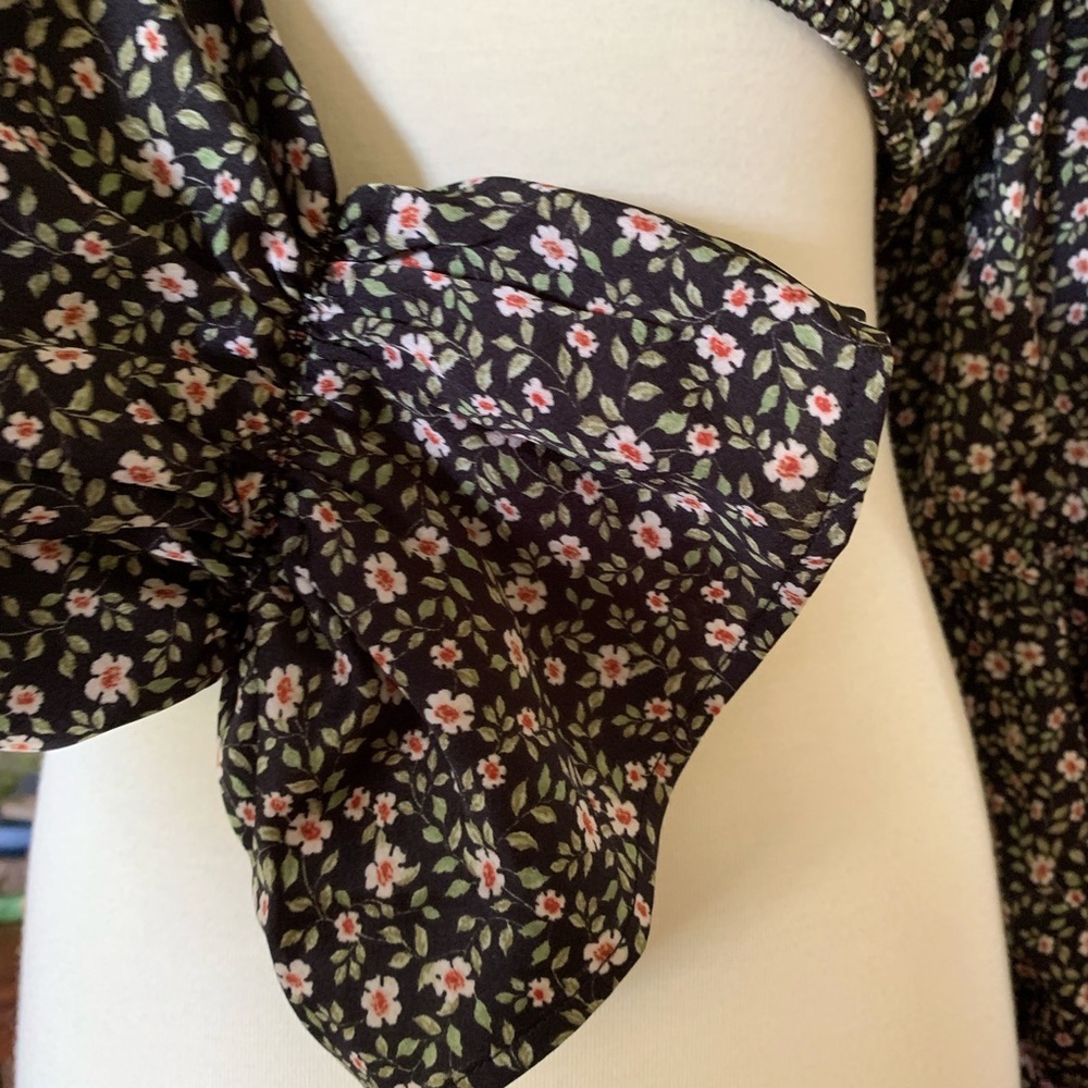 Lulu's Floral Tie Back Long Sleeve Crop Top Size Medium - Picture 4 of 8